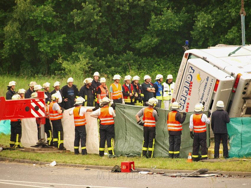 Schwerer Unfall mit Reisebus Lohmar Donrather Dreieck P447.JPG